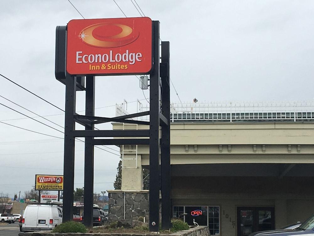 Econo Lodge Inn & Suites Central Medford Exterior photo