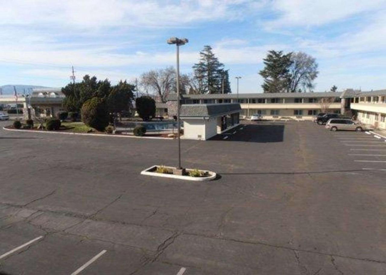 Econo Lodge Inn & Suites Central Medford Exterior photo