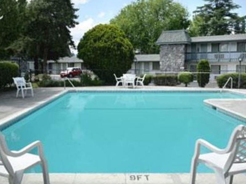Econo Lodge Inn & Suites Central Medford Facilities photo